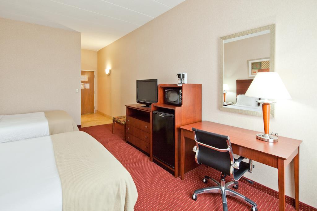 Holiday Inn Express Cincinnati-ローレンスバーグ エクステリア 写真