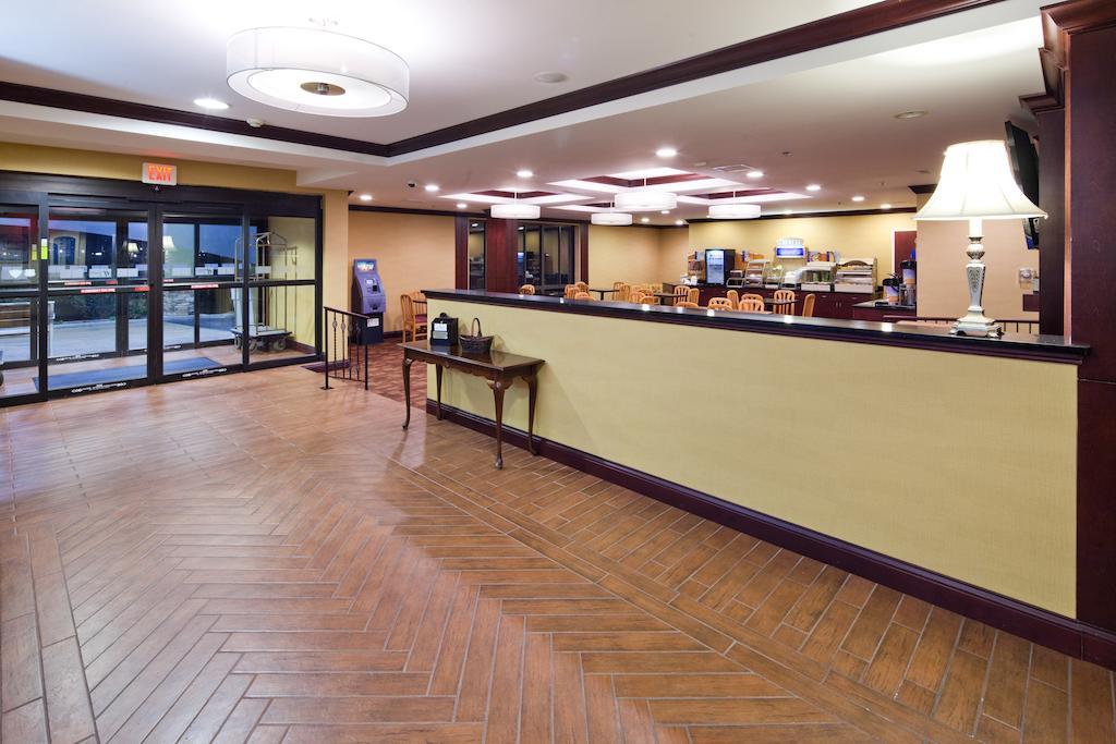 Holiday Inn Express Cincinnati-ローレンスバーグ エクステリア 写真